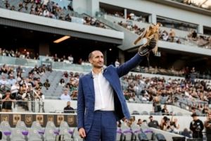 新股东基耶利尼亮相洛杉矶FC主场，化身荣誉“驯鹰师”