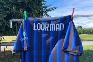 国米球迷在训练基地外挂着印有卢克曼名字的球衣，期待尽快签约