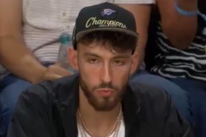 现场观战WNBA飞翼VS火花 霍姆格伦发推：佩奇和瑞凯亚正激烈交锋