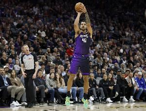 美记：莱尔斯和皇马的合同是1年320万美元 包含NBA跳出条款