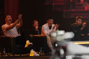 翟晓川与赵睿、方硕一起观看王楚钦的比赛：太激动了 嗓子喊哑了