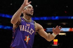 得分组织一把抓！布克半场小试牛刀 9投4中得14分2板5助