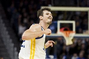 波斯特：赛季中段后在路上开始被认出 但毕竟我也长这么高