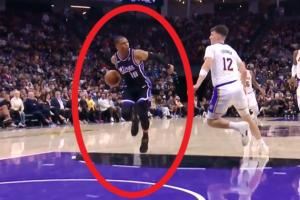 装到了！威少快攻变向晃飞拉拉维亚甚至还看其一眼再轻松上篮命中