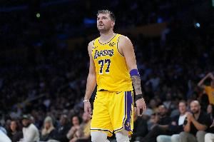 宛如探囊取物！东契奇闲庭信步追身三分+抢断快攻对抗上篮连取5分