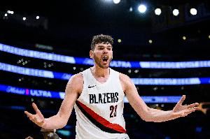 这大屁股墩!克林根脚底一滑重重摔倒在地